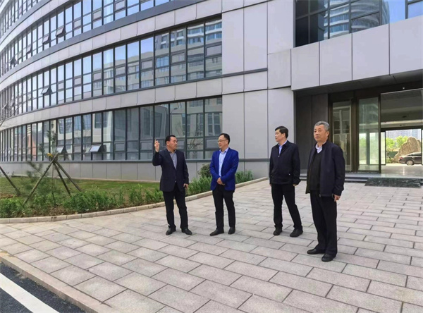 領(lǐng)導(dǎo)一行參觀“勁牛生物園區(qū)” 領(lǐng)導(dǎo)一行參觀“勁牛生物園區(qū)”