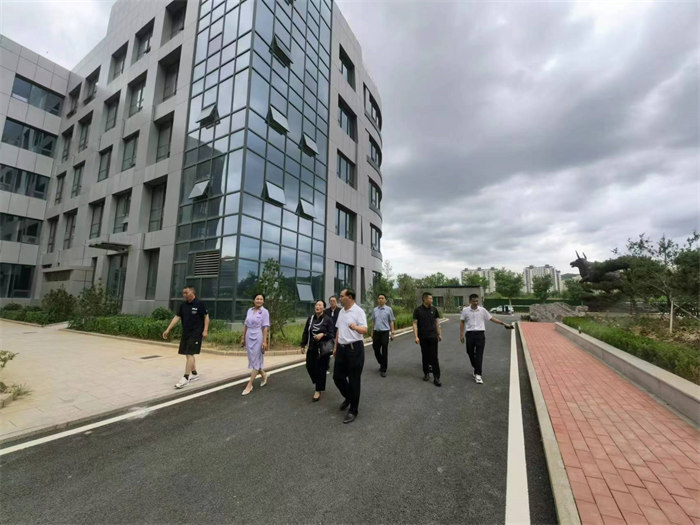 重慶市武隆區(qū)經(jīng)信委、鄉(xiāng)村振興局、環(huán)保局及鴨江鎮(zhèn)、平橋鎮(zhèn)、長壩鎮(zhèn)等有關(guān)部門領(lǐng)導(dǎo)蒞臨勁牛集團考察指導(dǎo)。