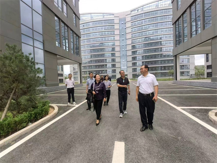 勁牛集團董事長張子毅介紹了公司生物園區(qū)內(nèi)辦公、研發(fā)、科研、生產(chǎn)及流水線等基本情況，特別介紹了公司業(yè)務(wù)范圍、技術(shù)的先進性以及濟南高新區(qū)的優(yōu)惠政策等。