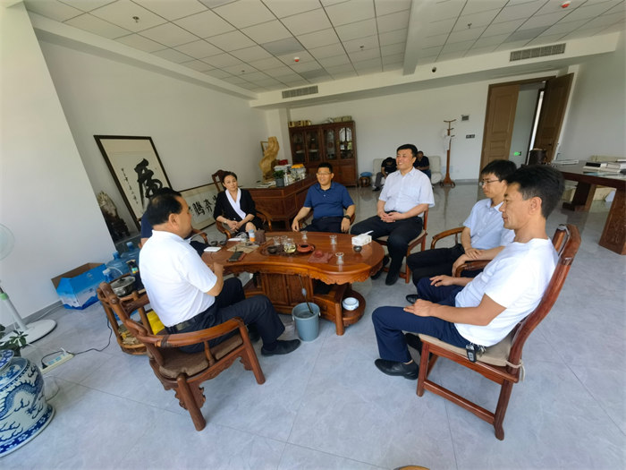  商河縣鄉(xiāng)村振興局局長(zhǎng)姜國(guó)強(qiáng)，商河縣沙河鎮(zhèn)黨委書記劉友智，鎮(zhèn)長(zhǎng)齊志廣等領(lǐng)導(dǎo)，針對(duì)商河縣沙河鎮(zhèn)養(yǎng)殖業(yè)動(dòng)物廢棄物資源再利用項(xiàng)目在辦公室展開座談，探討合作模式。