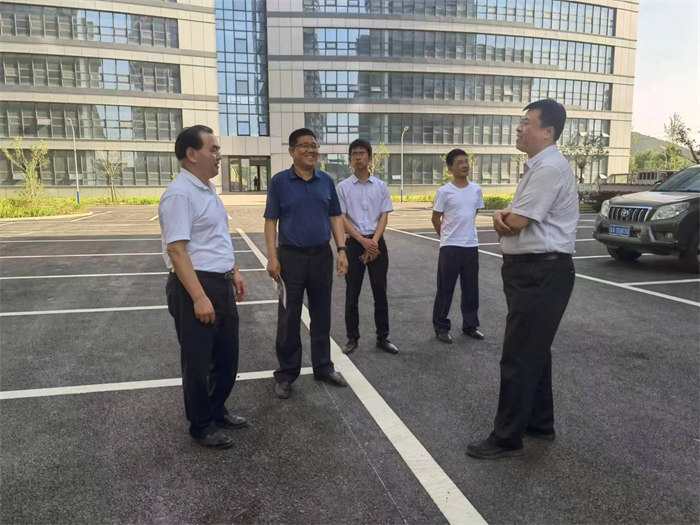 商河縣鄉(xiāng)村振興局局長(zhǎng)姜國(guó)強(qiáng)在園區(qū)參觀